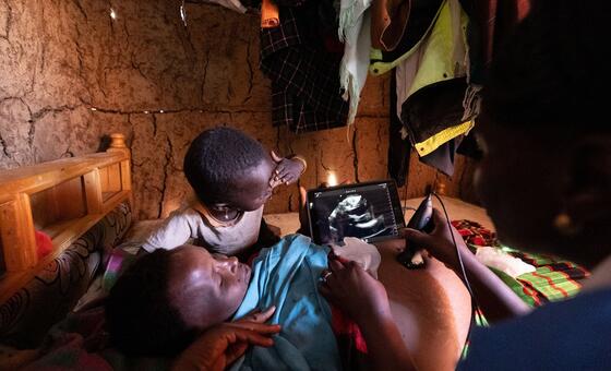 一名肯尼亚妇女在生殖健康检查中接受超声波检查。